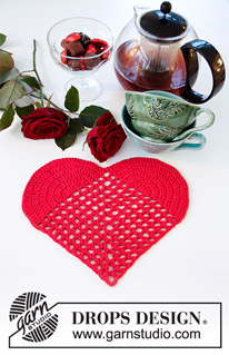 Time for Romance / DROPS Extra 0-1418 - Virkat hjärta bordstablett till Alla hjärtans dag. Arbetet är virkat i DROPS Paris