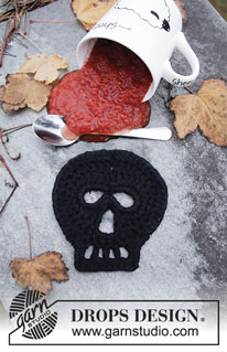 Dead Man's Happy Hour / DROPS Extra 0-1457 - Podkładka pod kubek trupia czaszka na szydełku, z włóczki DROPS Paris. 
Temat: Halloween