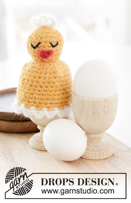 Happy Easter Hatch / DROPS Extra 0-1624 - Osłonka na jajko kurczaczek na szydełku z włóczki DROPS Air. Temat: Wielkanoc.