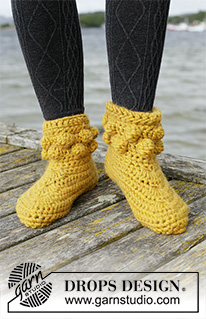 Slipping on Sunshine / DROPS 203-30 - Crocheted slippers in DROPS Snow. The piece is worked from the leg down with double crochets, single crochets and bobbles. Sizes 35-43 = 5-10 1/2.