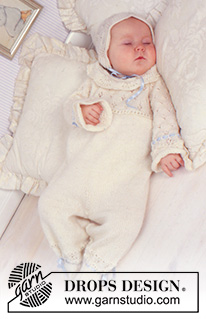 Angel Kissed / DROPS Baby 11-30 - Strikket overall til baby i DROPS BabyAlpaca Silk. Arbejdet strikkes med hulmønster og hæklet kant. Størrelse 1 mnd - 9 mnd. Tema: Dåb og navnefest.