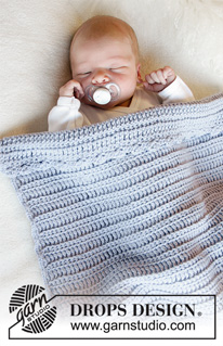 First Year / DROPS Baby 33-37 - Dětská deka háčkovaná 2x nahozenými dlouhými sloupky a krátkými sloupky z příze DROPS Merino Extra Fine. Motiv: Dětské deky.