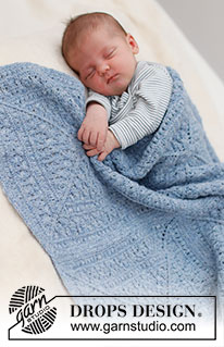 Baby Blue Sea / DROPS Baby & Children 39-1 - Manta tricotada para bebé em DROPS Sky, composta por quadrados rendados. Tema: Manta para Bebé